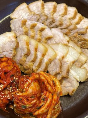 Suyuk, geleneksel Kore usulü haşlanmış domuz dilimleri, yumuşak ve sulu, genellikle tuzlu karides sosu, sarımsak ve ssamjang ile servis edilir. Lezzetli ve dengeli bir ısırık için salataya sarmak için mükemmel..