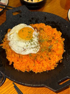 Bokkeumbap, Kore usulü kızarmış pirinç yemeği, genellikle kimchi ya da diğer sebzelerle yapılır, etler ve baharatlı baharatlarla tatlandırılır. Rahatlatıcı ve lezzetli bir yemek.!