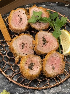 Çıtır tonkatsu, Japon usulü kızarmış domuz pirzolası dilimlenmiş lahana ve tuzlu sosla servis edilir. Lezzetli bir kıtır kıtır doku ve sulu et dengesi.