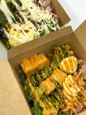 Çıtır marul, sulu ızgara tavuk, çıtır çıtır kıtır kıtır ekmek ve kremalı Sezar soslu taze tavuk Sezar salatası. Klasik, lezzetli ve her yemek için mükemmel bir yemek.!