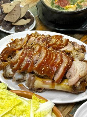 Jokbal, Kore usulü ağır ateşte pişmiş domuz eti. Soya, sarımsak ve baharatlı lezzetli bir sosta yavaş yavaş pişiyor. Yumuşak ve lezzetli, genellikle marul, sarımsak ve ssamjang ile servis edilir.