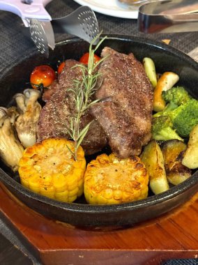 Izgara biftek ve dumanlı biftek ve aromatik otlar. Lezzet ve aromanın mükemmel karışımı her lokmayı lezzetli kılar..