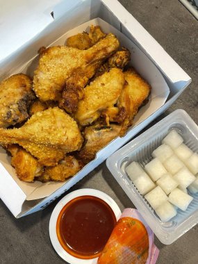 Kızarmış Kore tavuğu, tatlı ve baharatlı sosla mükemmel bir şekilde jölelenmiş. Yemek fotoğrafçılığı ve menüler için idealdir. Bu sevilen yemeğin dayanılmaz çıtırtısını ve lezzetini sergiler..