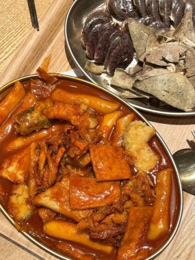 Baharatlı ve çiğnenmiş tteokbokki, zengin ve lezzetli sundae ile eşleştirilerek klasik bir Kore sokak yemeği kombinasyonu oluşturuldu. Cüretkar tatların ve hoşgörülü bir muamele için tatmin edici dokuların mükemmel dengesi..