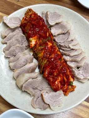 Suyuk, geleneksel Kore usulü haşlanmış domuz dilimleri, yumuşak ve sulu, genellikle tuzlu karides sosu, sarımsak ve ssamjang ile servis edilir. Lezzetli ve dengeli bir ısırık için salataya sarmak için mükemmel..