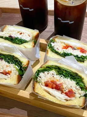 Füme somon, krem peynir, marul ve domatesle dolu taze simit sandviçi. Altın-kahverengi simit bu klasik kombinasyona enfes bir doku ekler..