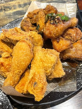 Kızarmış Kore tavuğu, tatlı ve baharatlı sosla mükemmel bir şekilde jölelenmiş. Yemek fotoğrafçılığı ve menüler için idealdir. Bu sevilen yemeğin dayanılmaz çıtırtısını ve lezzetini sergiler..