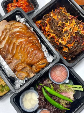 Jokbal, Kore usulü ağır ateşte pişmiş domuz eti. Soya, sarımsak ve baharatlı lezzetli bir sosta yavaş yavaş pişiyor. Yumuşak ve lezzetli, genellikle marul, sarımsak ve ssamjang ile servis edilir.