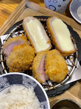 Çıtır tonkatsu, Japon usulü kızarmış domuz pirzolası dilimlenmiş lahana ve tuzlu sosla servis edilir. Lezzetli bir kıtır kıtır doku ve sulu et dengesi.