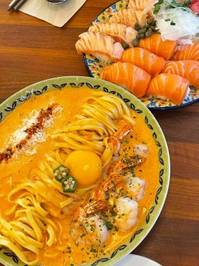 Bir tabak spagetti makarnası, mükemmel pişirilmiş ve üzerine bol marinara sosu ve taze otlar konmuş. Yemek fotoğrafçılığı ve menüler için ideal, İtalyan mutfağının kalbini lezzetli bir şekilde yakalamak..