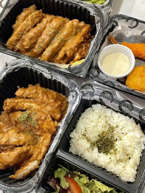 Çıtır tonkatsu, Japon usulü kızarmış domuz pirzolası dilimlenmiş lahana ve tuzlu sosla servis edilir. Lezzetli bir kıtır kıtır doku ve sulu et dengesi.