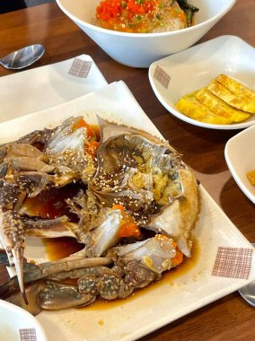 Ganjang Gejang, Kore usulü lezzetli, soya sosunda marine edilmiş çiğ yengeçlerden oluşur, lezzetli, umami paketlenmiş bir lezzet sunar. Deniz mahsulleri aşıkları için bir denemeydi, genellikle pirinçle servis edilir..