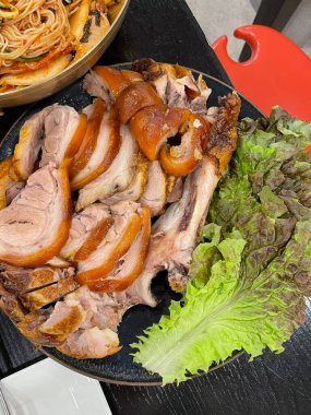 Jokbal, Kore usulü ağır ateşte pişmiş domuz eti. Soya, sarımsak ve baharatlı lezzetli bir sosta yavaş yavaş pişiyor. Yumuşak ve lezzetli, genellikle marul, sarımsak ve ssamjang ile servis edilir.