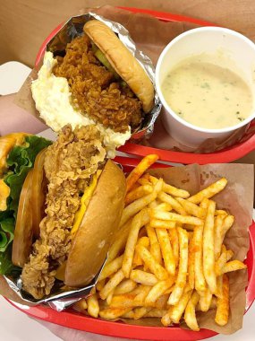 Kızarmış patateslerin yanında taze malzemelerle servis edilen sulu bir hamburgerin klasik kombinasyonu. Lezzetli tatları ve çıtır çıtır dokuları harmanlayan doyurucu bir yemek için mükemmel..