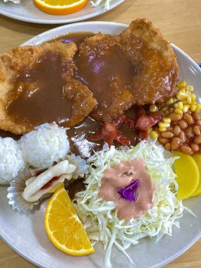 Çıtır tonkatsu, Japon usulü kızarmış domuz pirzolası dilimlenmiş lahana ve tuzlu sosla servis edilir. Lezzetli bir kıtır kıtır doku ve sulu et dengesi.