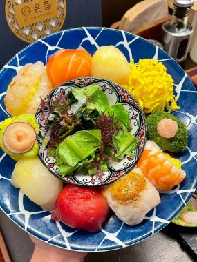 Çeşitli suşi seti, çeşitli geleneksel Japon yemekleri içeriyor. Nefis ve otantik bir Japon yemek deneyimi için mükemmel..