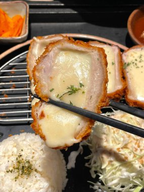 Çıtır tonkatsu, Japon usulü kızarmış domuz pirzolası dilimlenmiş lahana ve tuzlu sosla servis edilir. Lezzetli bir kıtır kıtır doku ve sulu et dengesi.