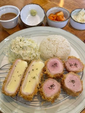 Çıtır tonkatsu, Japon usulü kızarmış domuz pirzolası dilimlenmiş lahana ve tuzlu sosla servis edilir. Lezzetli bir kıtır kıtır doku ve sulu et dengesi.