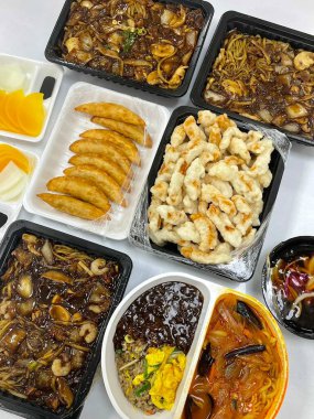 Zengin siyah fasulye sosuna bulanmış kalın, çiğnenmiş erişteli klasik Kore-Çin karışımı, yanında gevrek tangsuyuk, bol yağda kızartılmış domuz eti ve tatlı ve ekşi sos servis edilir..