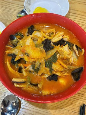 Buharı tüten bir kase jampong, baharatlı Kore-Çin erişte çorbası deniz ürünleri, sebzeler ve lezzetli et suyuyla dolu. İçten ve tatmin edici bir konfor tabağı..