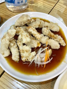 Tangsuyuk, gevrek, bol yağda kızartılmış domuz veya sığır eti parçaları içeren Kore-Çin yemeği sirke, şeker ve meyveden yapılan tatlı ve ekşi sosla servis edilir. Keskin ve lezzetli tatların mükemmel dengesi.