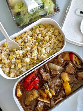 Geleneksel Kore dozirak beslenme çantası. Pilav, kimçi, kızarmış sebze ve proteinle güzelce paketlenmiş. Sağlıklı ve lezzetli bir yemek. Otantik Kore lezzetlerinin tadını çıkarmak için ideal..