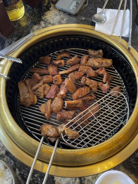 Yumuşak, ince dilimlenmiş biftekli, tatlı ve lezzetli bir sosla marine edilmiş, ızgarada mükemmelce pişirilmiş tuzlu bulgogi. Zengin tadı ve sulu dokusuyla sevilen klasik bir Kore yemeği..