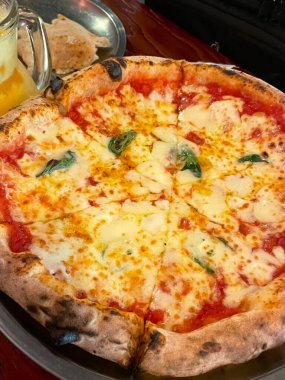 Altın hamurlu, erimiş peynirli ve lezzetli soslu lezzetli bir pizza. Yemeklerle ilgili tasarımlar, menüler ya da İtalyan temalı projeler için mükemmel. Klasik bir konfor yemeğinin özünü yakalamak için..