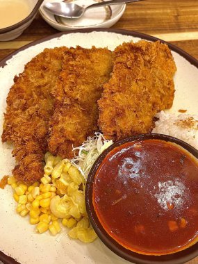 Çıtır tonkatsu, Japon usulü kızarmış domuz pirzolası dilimlenmiş lahana ve tuzlu sosla servis edilir. Lezzetli bir kıtır kıtır doku ve sulu et dengesi.