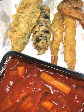 Baharatlı tteokbokki, bol aromalı soslu, çiğnenmiş pirinç kekleri. Mükemmel Kore sokak yemeği karışımı için çıtır çıtır twigim ile eşleştirilmiş. Lezzetli bir baharat karışımı, çıtır çıtır ve lezzetli.!