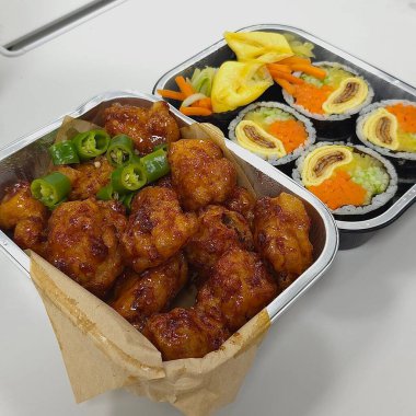 Kimbap ve dakgangjeong 'un enfes bir karışımı. Kıtır kıtır, tatlı ve baharatlı Kore usulü kızarmış tavuklar leziz pirinç dürümleriyle mükemmel bir lezzet ve tatmin edici bir yemek yaratıyor..