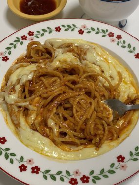Bir tabak spagetti makarnası, mükemmel pişirilmiş ve üzerine bol marinara sosu ve taze otlar konmuş. Yemek fotoğrafçılığı ve menüler için ideal, İtalyan mutfağının kalbini lezzetli bir şekilde yakalamak..