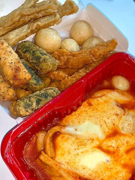 Baharatlı tteokbokki, bol aromalı soslu, çiğnenmiş pirinç kekleri. Mükemmel Kore sokak yemeği karışımı için çıtır çıtır twigim ile eşleştirilmiş. Lezzetli bir baharat karışımı, çıtır çıtır ve lezzetli.!