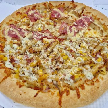 Altın hamurlu, erimiş peynirli ve lezzetli soslu lezzetli bir pizza. Yemeklerle ilgili tasarımlar, menüler ya da İtalyan temalı projeler için mükemmel. Klasik bir konfor yemeğinin özünü yakalamak için..