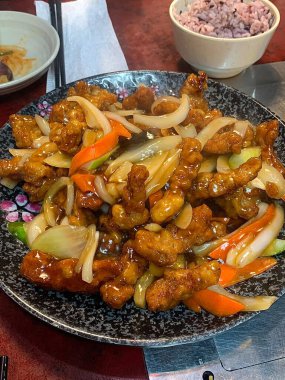 Tangsuyuk, gevrek, bol yağda kızartılmış domuz veya sığır eti parçaları içeren Kore-Çin yemeği sirke, şeker ve meyveden yapılan tatlı ve ekşi sosla servis edilir. Keskin ve lezzetli tatların mükemmel dengesi.