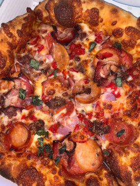 Altın hamurlu, erimiş peynirli ve lezzetli soslu lezzetli bir pizza. Yemeklerle ilgili tasarımlar, menüler ya da İtalyan temalı projeler için mükemmel. Klasik bir konfor yemeğinin özünü yakalamak için..