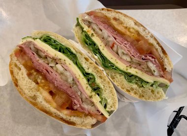 Taze sebze, lezzetli et ve kremalı sosla dolu çıtır baget sandviç. Her doyurucu ve doyurucu ısırıkta çıtır çıtır ve lezzetin mükemmel dengesi..