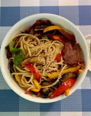 Spagetti salatası al dente makarnayı taze sebzelerle, keskin sosla ve isteğe bağlı otlarla veya peynirle birleştirir. Canlı, ferahlatıcı bir yemek. Hafif yemekler ya da toplantılar için mükemmel..