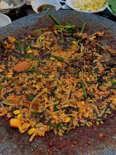 Bokkeumbap, popüler bir Kore pilav tabağı, sebzelerle dolu, lezzetli baharatlar, ve genellikle kızarmış yumurtayla kaplanmış. Lezzetli ve rahatlatıcı. Günün her öğünü için mükemmel..