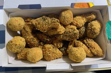 Tatlı ve baharatlı soslu kızarmış Kore tavuğu. Yapışkan, altın peynir toplarıyla eşleştirilmiş. Her ısırıkta cesur bir lezzet ve erimenin mükemmel bir ikilisi..