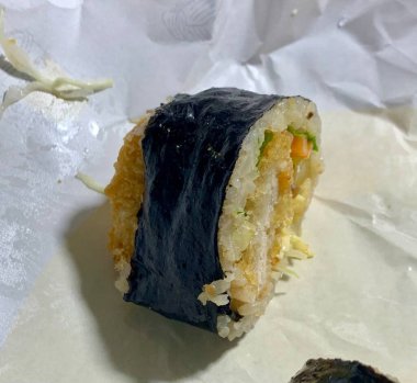 Taze sebzelerle, baharatlı pirinçlerle ve gevrek yosunlara sarılmış lezzetli proteinlerle dolu nefis kimbap dürümleri. Her ısırıkta lezzet ve dokuların mükemmel bir kombinasyonu.