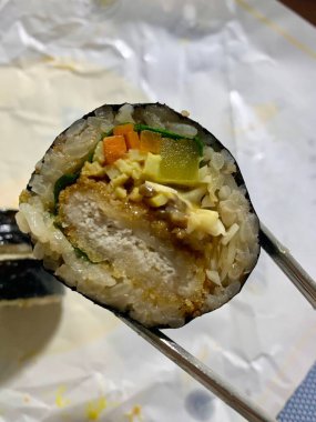 Taze sebzelerle, baharatlı pirinçlerle ve gevrek yosunlara sarılmış lezzetli proteinlerle dolu nefis kimbap dürümleri. Her ısırıkta lezzet ve dokuların mükemmel bir kombinasyonu.