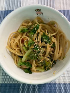 Spagetti salatası al dente makarnayı taze sebzelerle, keskin sosla ve isteğe bağlı otlarla veya peynirle birleştirir. Canlı, ferahlatıcı bir yemek. Hafif yemekler ya da toplantılar için mükemmel..