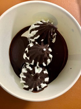 Yo-a-jeong, tatlandırılmış meyve ve buzdan yapılan geleneksel Kore soğuk tatlısı sıcak yaz günleri için ferahlatıcı bir ikram sunuyor. Enfes Kore tatlılarını sergilemek için ideal.