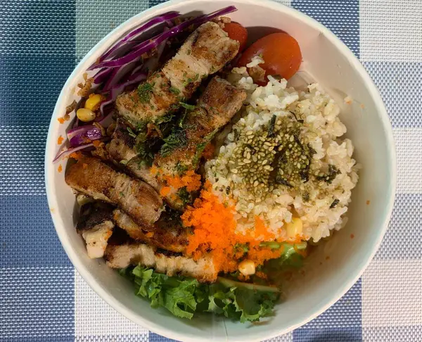 Taze balık, sebze ve aromalı malzemelerle dolu canlı bir kase. Yemek fotoğrafçılığı için mükemmel. Bu yemek sağlıklı, renkli yemeklerin ve Hawaii 'den esinlenilen yiyeceklerin özünü temsil ediyor..