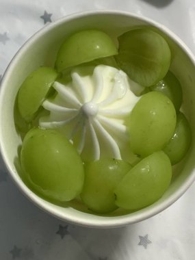 Yo-a-jeong, tatlandırılmış meyve ve buzdan yapılan geleneksel Kore soğuk tatlısı sıcak yaz günleri için ferahlatıcı bir ikram sunuyor. Enfes Kore tatlılarını sergilemek için ideal.