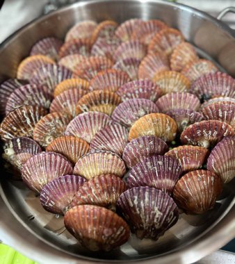 Parlak, kremsi beyaz bir yüzeyi ve sıkı bir dokusu olan taze deniz tarakları. Narin tatları ve tereyağlı tatları onları kavurucu, ızgara ya da gurme deniz ürünleri tabağına eklemek için mükemmelleştirir..