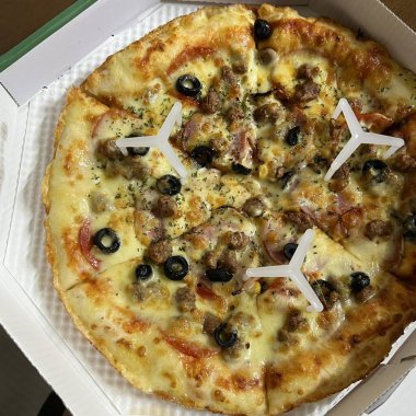 Altın hamurlu, erimiş peynirli ve lezzetli soslu lezzetli bir pizza. Yemeklerle ilgili tasarımlar, menüler ya da İtalyan temalı projeler için mükemmel. Klasik bir konfor yemeğinin özünü yakalamak için..