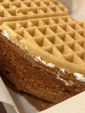 Kremalı dondurmayla kaplı çıtır çıtır, altın waffle 'lar mükemmel bir ılık ve soğuk dengesi yaratıyor, çıtır çıtır ve pürüzsüz. Lezzetli bir tatlı ya da kahvaltı ikramıdır. Meyve ya da şurup gibi malzemelerle daha da iyi yapılır..