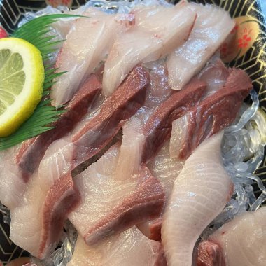 Taze ve narin sashimi dilimleri, canlı renkler ve mükemmel kesimlerle güzelce sunuluyor. Bu geleneksel Japon lezzeti kaliteli deniz ürünlerinin saf tatlarını vurgular..